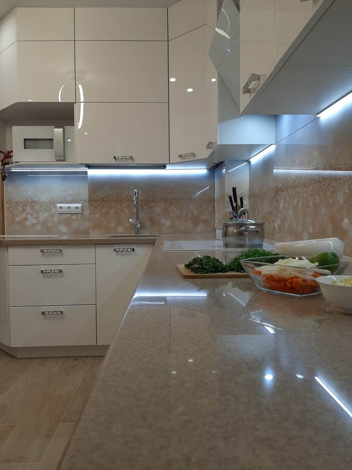 skinali met zandmotieven en verlichting