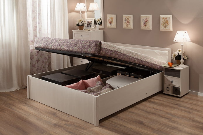 bed met hefmechanisme