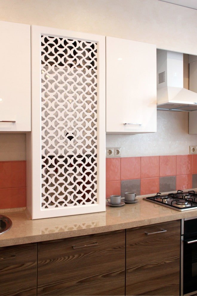 Kolom achter een geperforeerd paneel