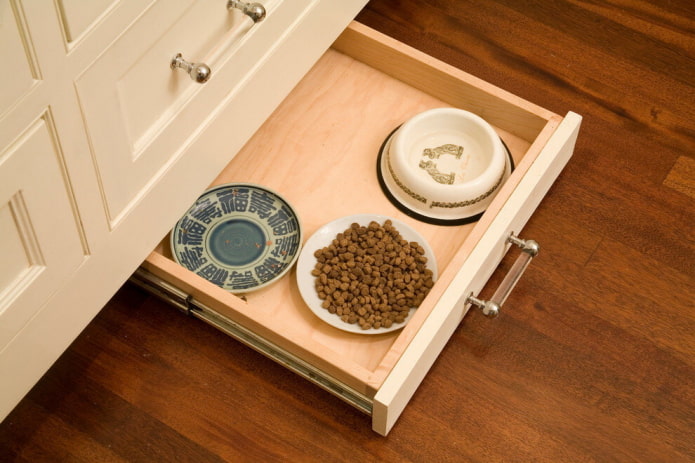 Kommen in de onderste lade