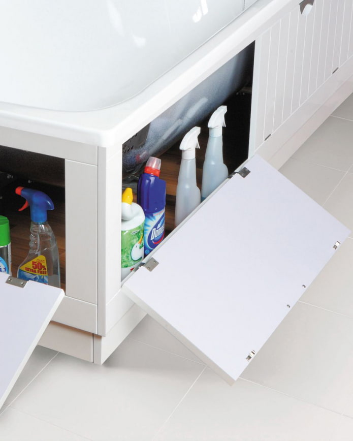 Schoonmaakproducten onder het bad