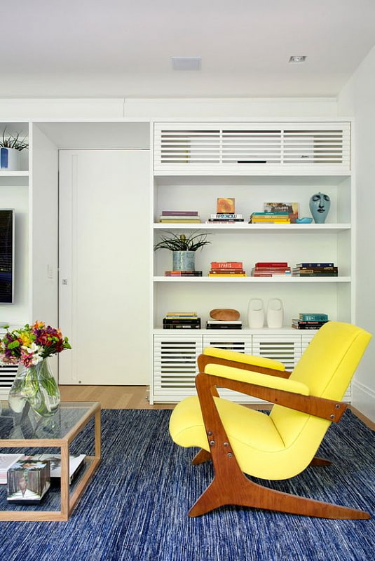 Airconditioner boven een rek