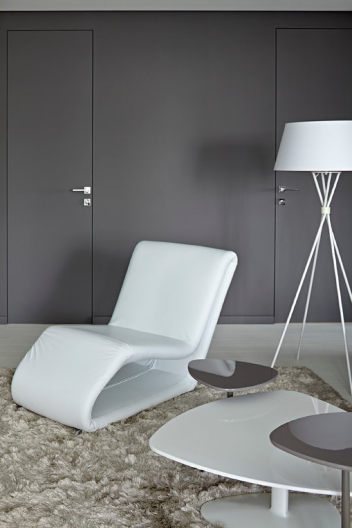 deuren in de kleur van de muren