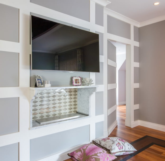 deurdecoratie in dezelfde kleur als de muren