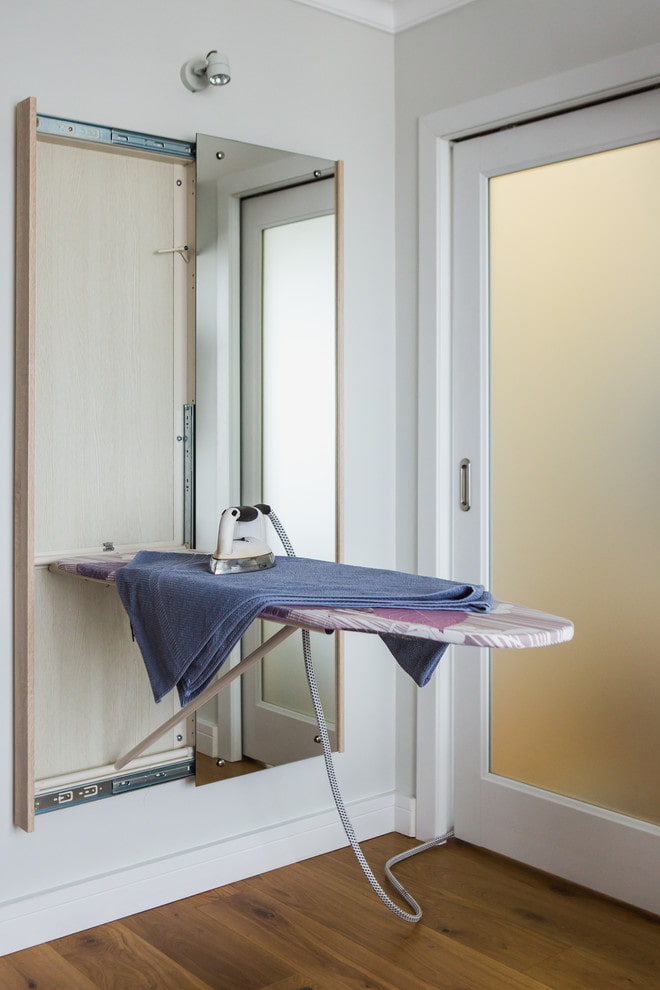 Verborgen bord achter de spiegel