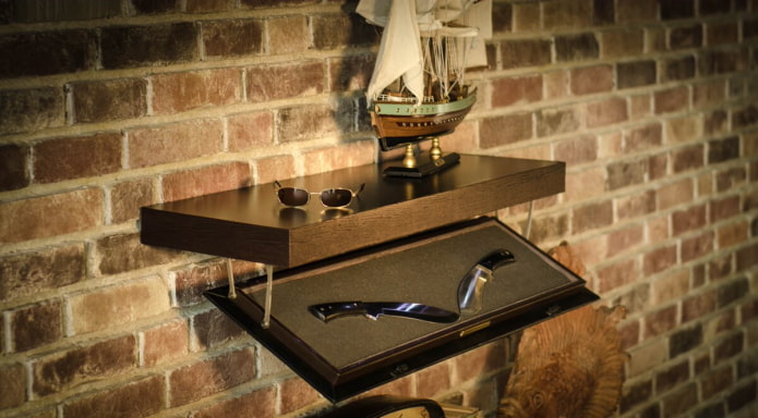 Plank met een uitklapbare lade