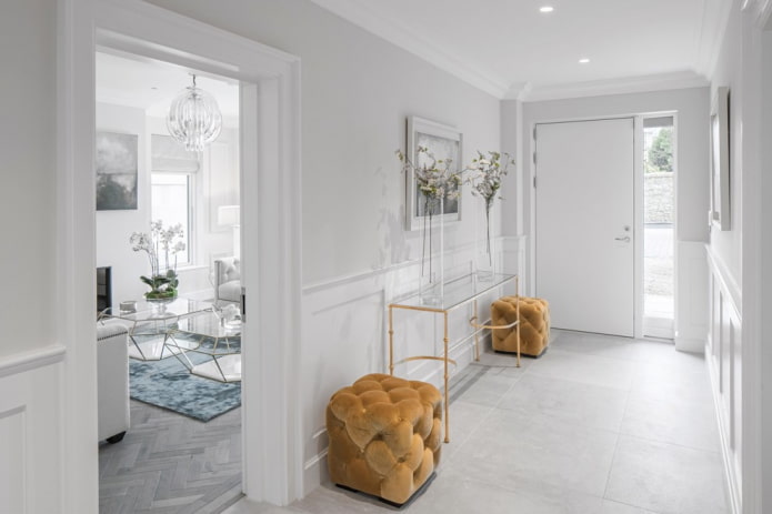 monochrome deuren en vloer in het interieur