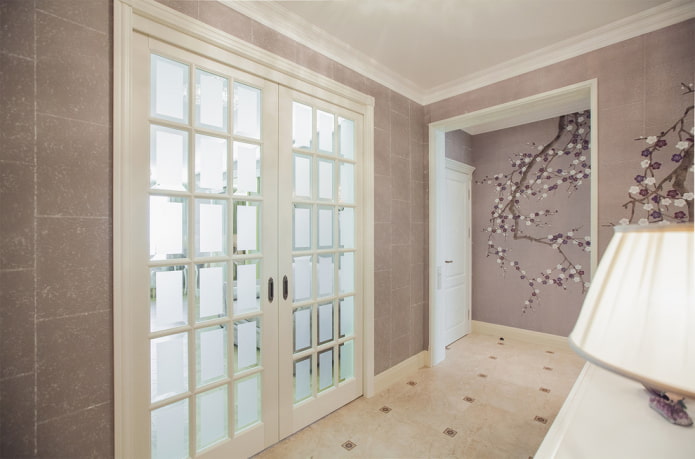 beige vloer en witte deuren in het interieur