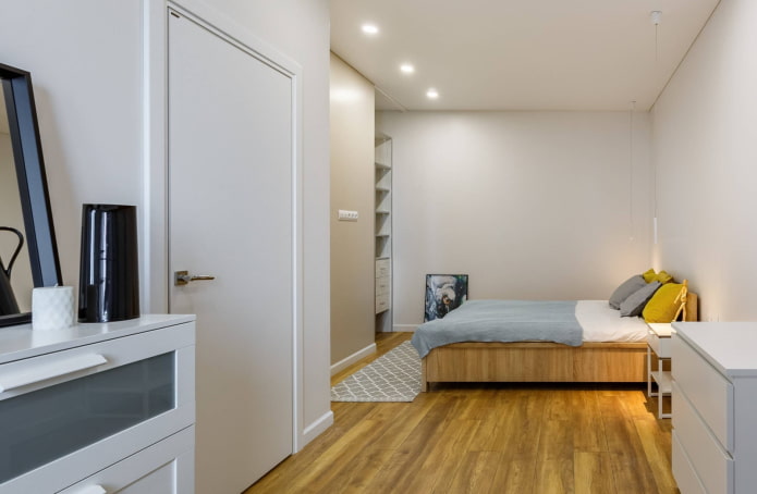 witte deuren en bruine vloer in het interieur