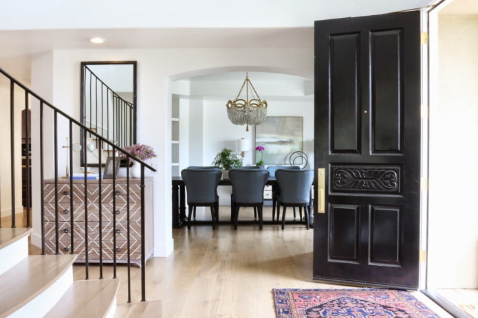 donkere deuren en een lichte vloer in het interieur