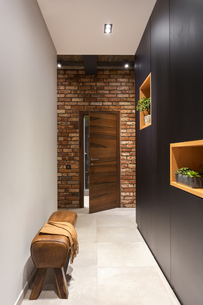 donkere deuren en een lichte vloer in het interieur