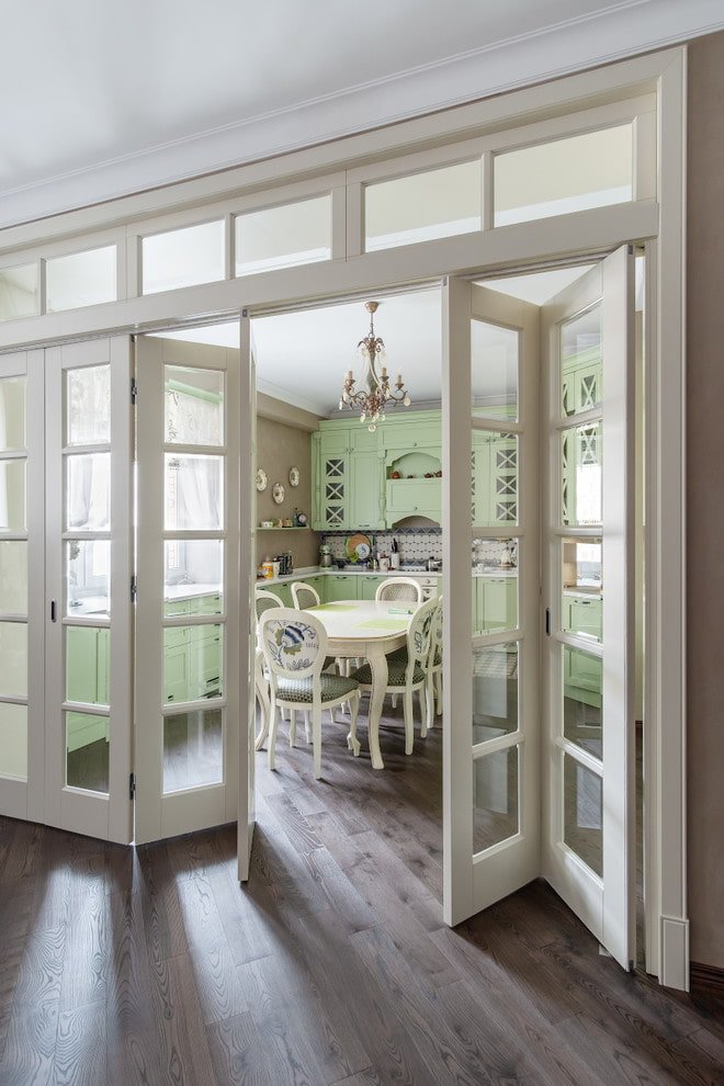 lichte deuren en donkere vloeren in het interieur