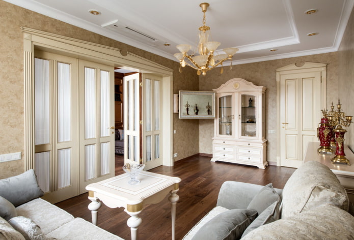 lichte deuren en donkere vloer in het interieur