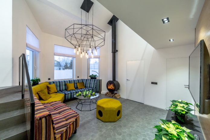 grijze vloer en witte deuren in het interieur