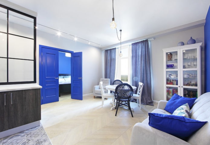 deuren en vloeren van tegengestelde kleuren in het interieur