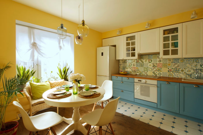 combinatie van laminaat en tegels in het keukeninterieur