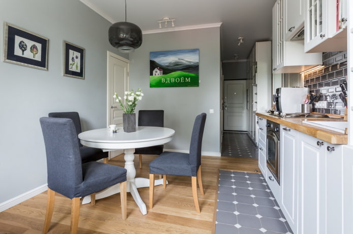 combinatie van laminaat en tegels in het keukeninterieur