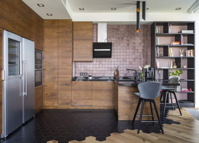een combinatie van laminaat en tegels in het keukeninterieur