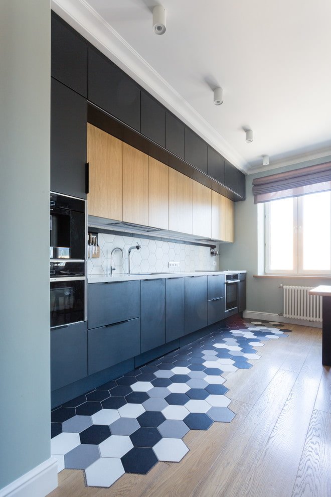 een combinatie van laminaat en tegels in het keukeninterieur