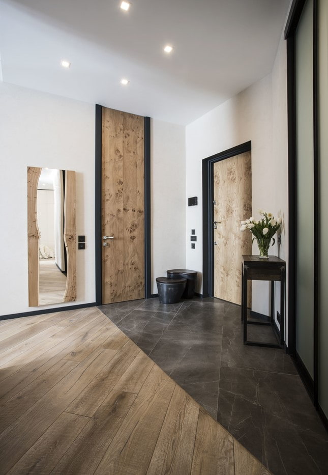 een combinatie van laminaat en tegels in het interieur van de gang