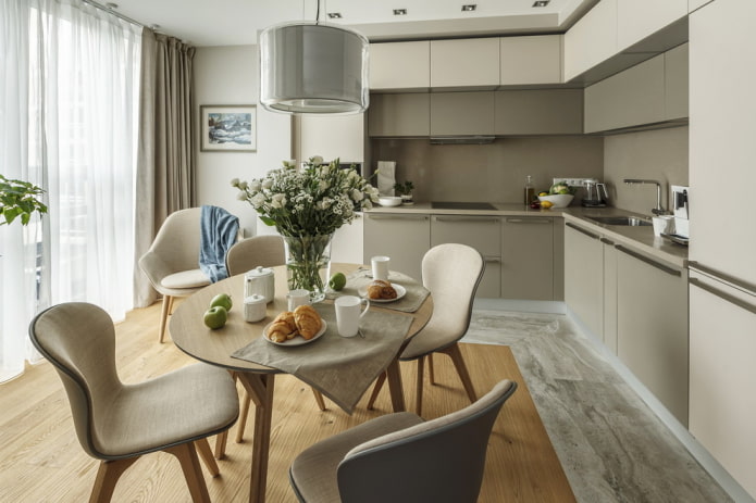 een combinatie van laminaat en tegels in het interieur