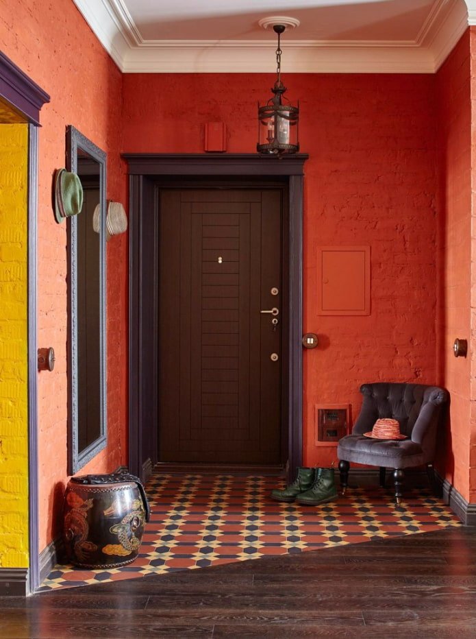 een combinatie van laminaat en tegels in het interieur van de gang