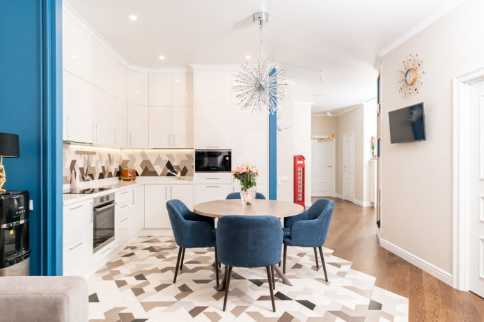 een combinatie van laminaat en tegels in het keukeninterieur
