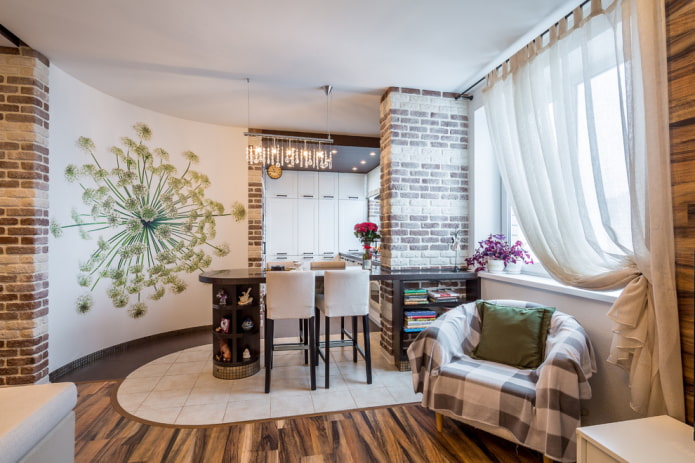 combinatie van laminaat en tegels in het keukeninterieur