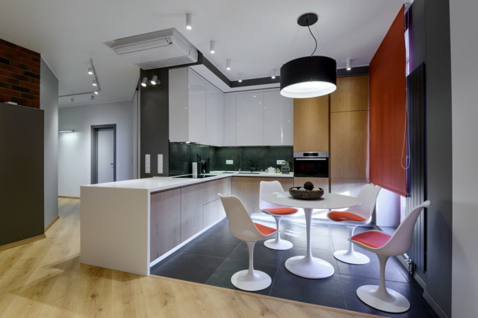 een combinatie van laminaat en tegels in het interieur