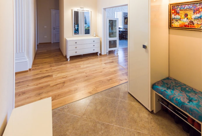 combinatie van laminaat en tegels in het interieur
