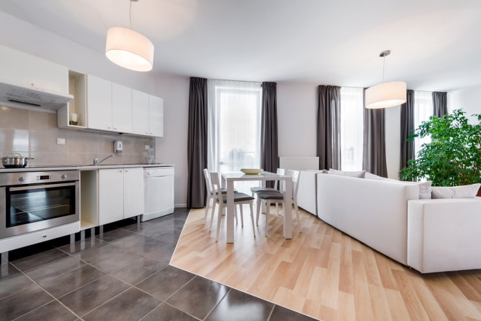 een combinatie van laminaat en tegels in het interieur