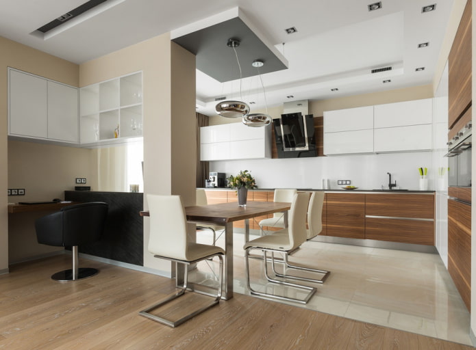 combinatie van laminaat en tegels in het interieur