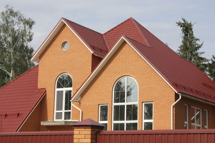 oranje bakstenen huis met rood dak