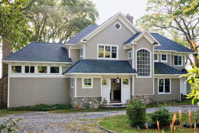 grijs huis met een donkerblauw dak