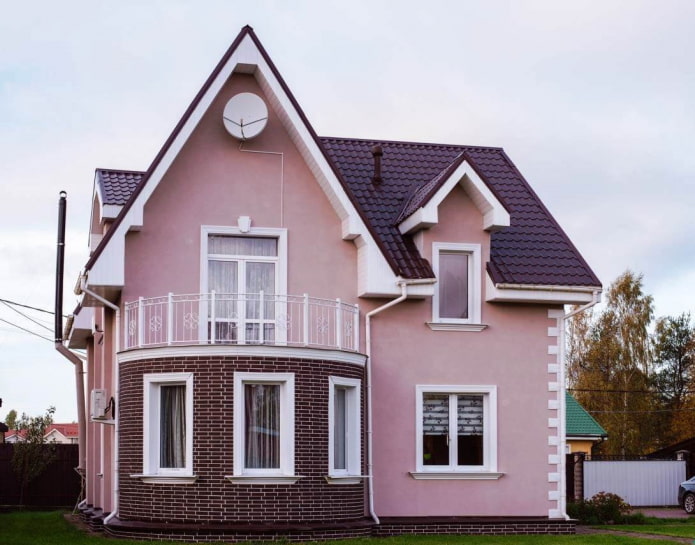 roze huis met een kersendak