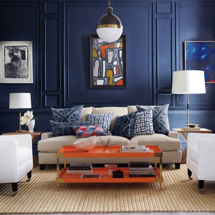 oranje en blauwe woonkamer