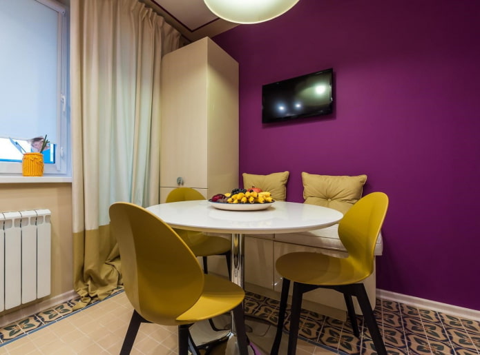 paarse en gele eetkamer