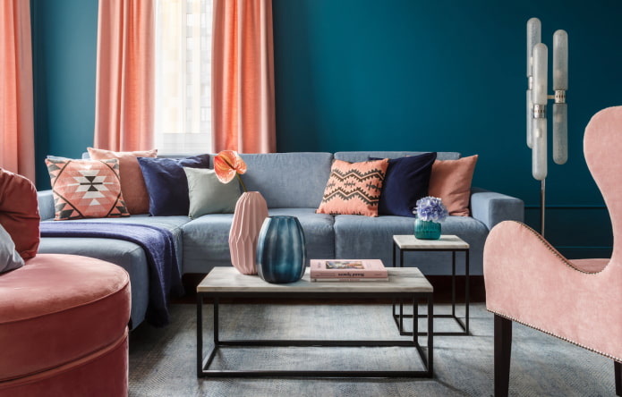 combinatie van roze en blauw in het interieur