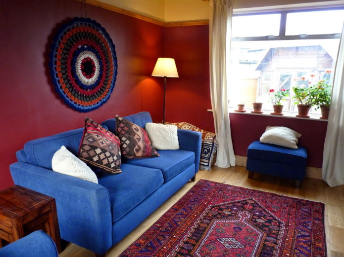 woonkamer rood met blauw