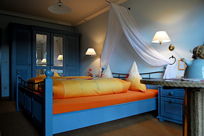 blauw en oranje slaapkamer