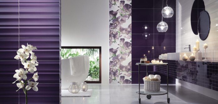witte en paarse badkamertegels met een orchidee?npatroon