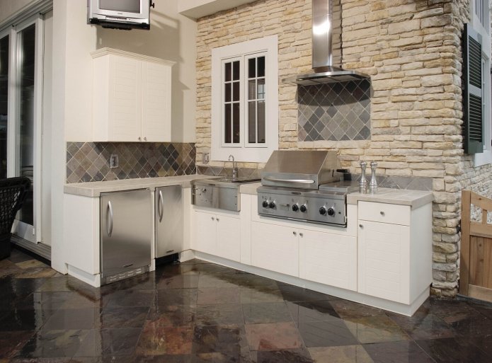 decoratieve steen en glanzende vloertegels in het keukeninterieur
