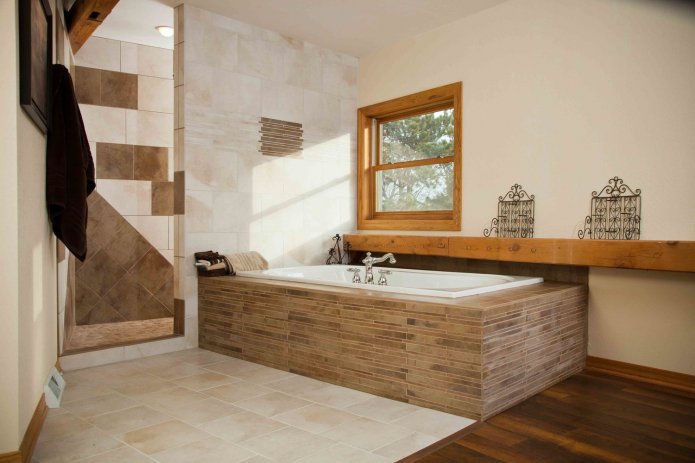 combinatie van tegels en hout in het interieur van de badkamer