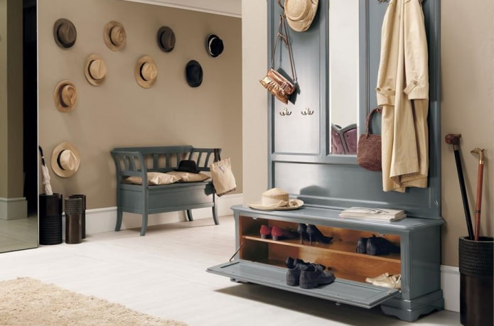 bank in het interieur van de gang