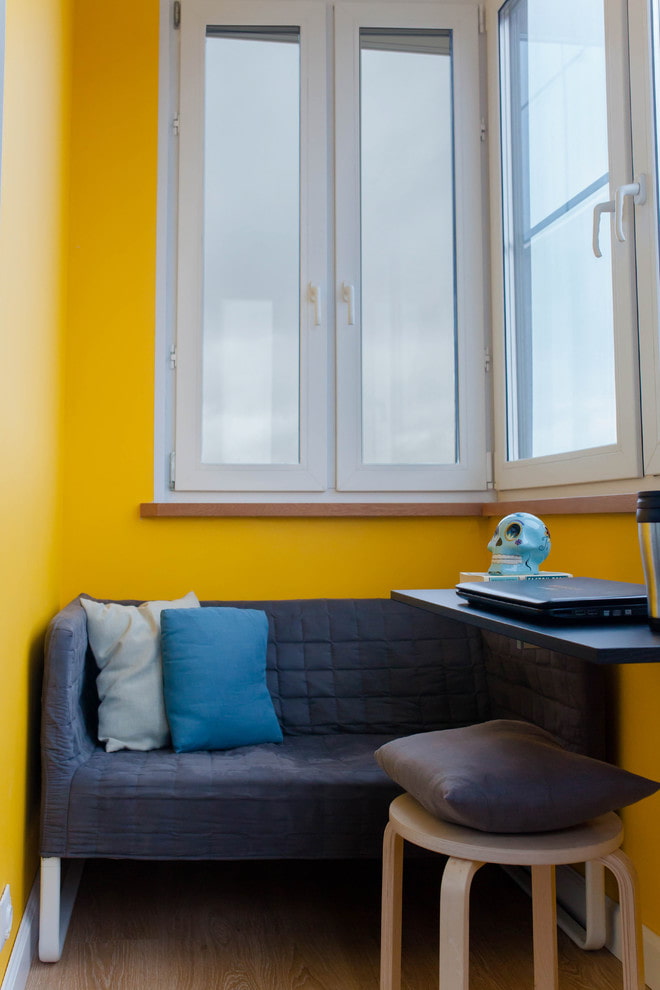 bank op het balkon interieur