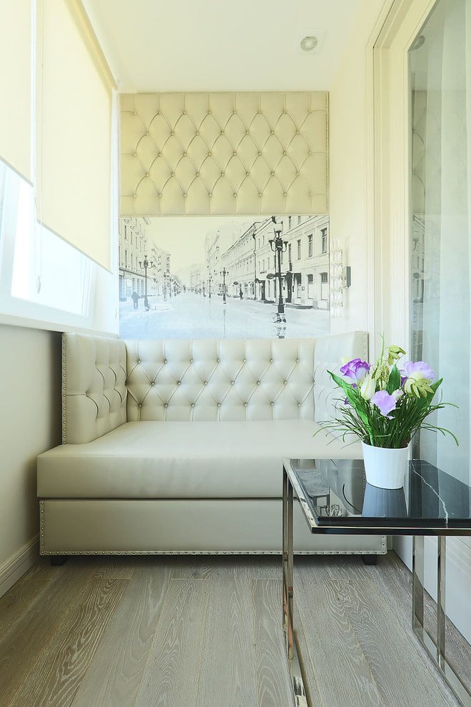 bank in het interieur van het balkon