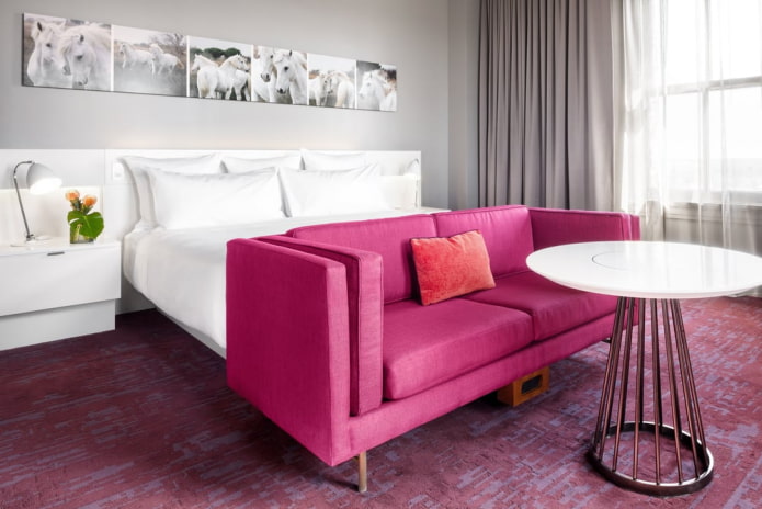 bank in het interieur van de slaapkamer