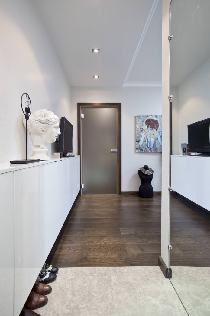 Gipsbuste en schilderij in een smalle hal