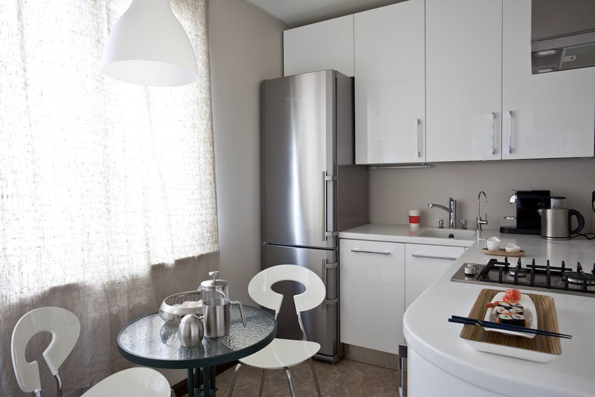 keuken met een kleine tafel