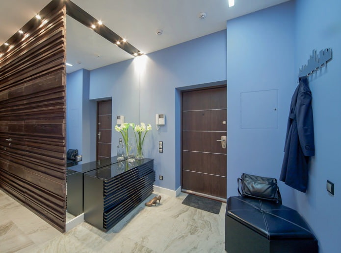 blauwe muren in de gang